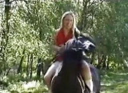 国产美女骑小马,国产美女与萌宠小马的甜蜜邂逅